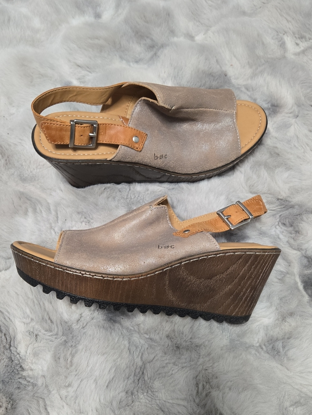 NWOB BOC LEATHER WEDGE SANDALS. 10